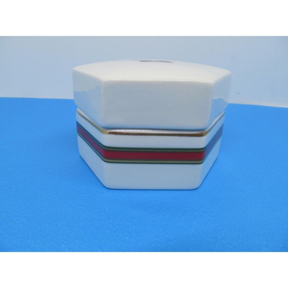 Royal Doulton Ribbon  2 7/8" Hexagonal Box And Lid Circa 1986 - Picture 2 of 6